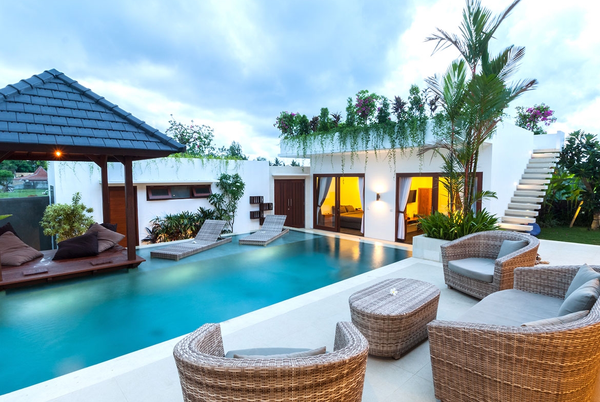 Four-bedroom villa with terrace